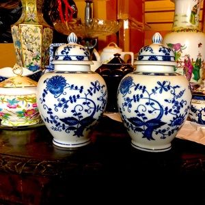 Pair of Vienna Woods vases. Blue and white